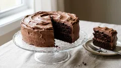 Torta fudge al cioccolato morbida e leggera: la ricetta facile con glassa cremosa