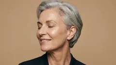 Grigio o argento nobile: come smettere di tingere i capelli e avere comunque un look fantastico