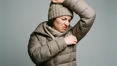 Eliminare l’odore di sudore dai capispalla: 4 metodi rapidi per rinfrescare i vestiti senza lavarli