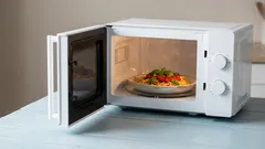 7 alimenti che non dovresti mai riscaldare nel microonde