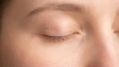 Come far crescere ciglia e sopracciglia dopo i 50 anni senza ricorrere alle extension in salone: consigli degli esperti