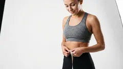 Anche i pigri vogliono un addome tonico: 3 posizioni e 3 minuti per una pancia piatta — consigli dell’esperto