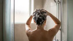Perché le donne over 50 dovrebbero fare la doccia più spesso: il parere di un esperto