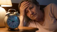 Perché le persone anziane si svegliano alle 3 del mattino: cosa dice la scienza